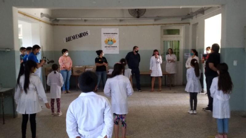 Entregaron guardapolvos en escuelas primarias