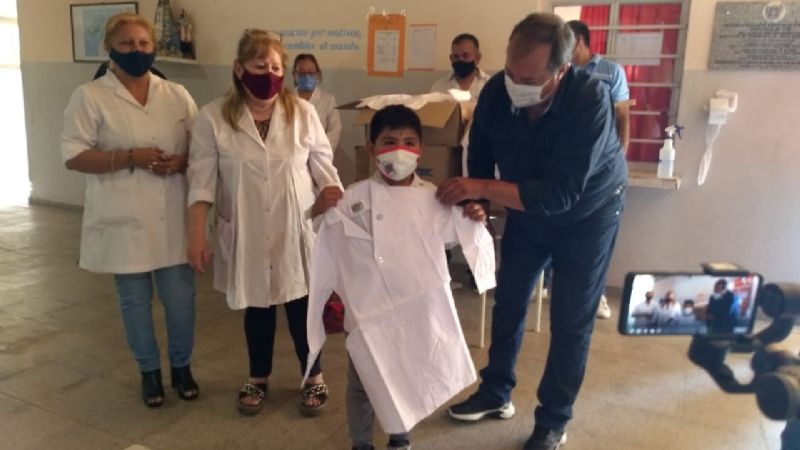 Entregaron guardapolvos en escuelas primarias