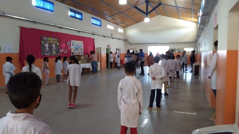 Entregaron guardapolvos en escuelas primarias