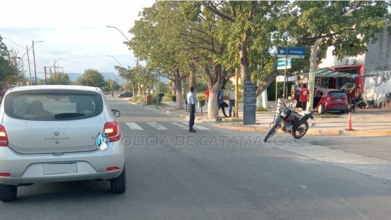 Conducía una moto acompañado por un niño y protagonizó un choque
