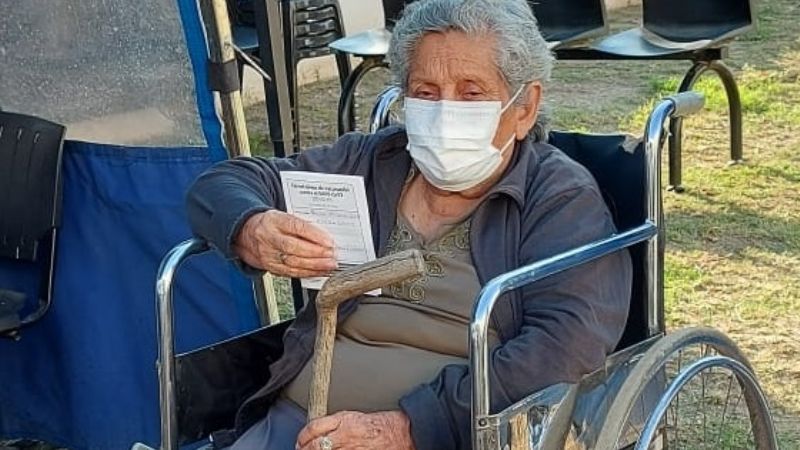 Mayores de 80 años ya reciben la primera dosis en Recreo