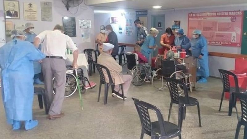 Mayores de 80 años ya reciben la primera dosis en Recreo