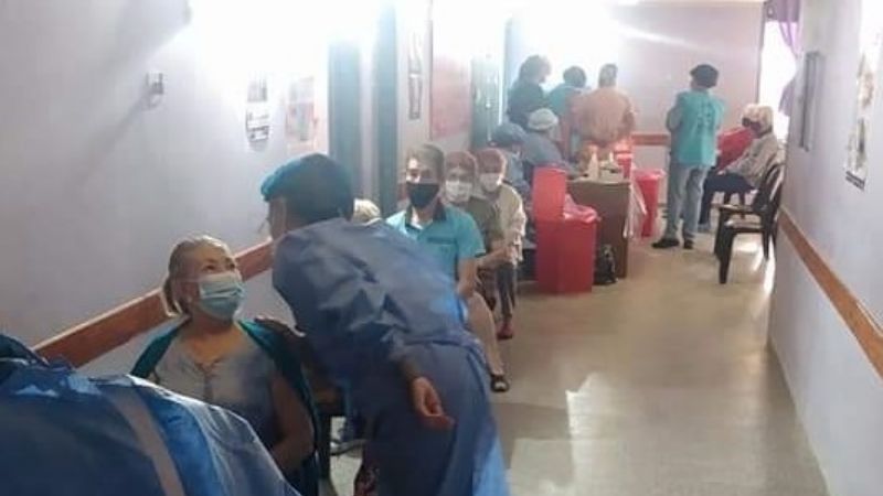 Mayores de 80 años ya reciben la primera dosis en Recreo