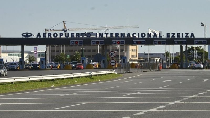 Alerta por 44 jóvenes que regresaron de un viaje de egresados desde México con COVID-19