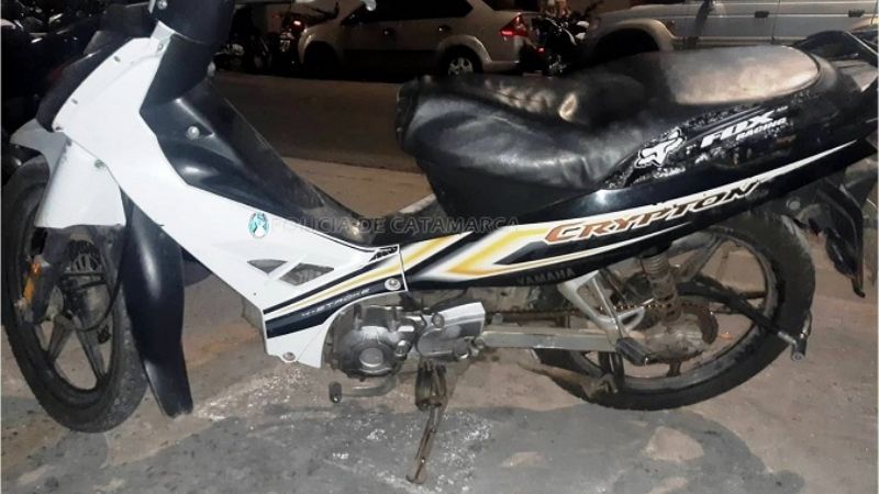 Llevaba empujando una moto robada y lo vio la policía