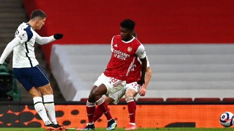 Lamela hizo un golazo; pero fue expulsado y Tottenham perdió