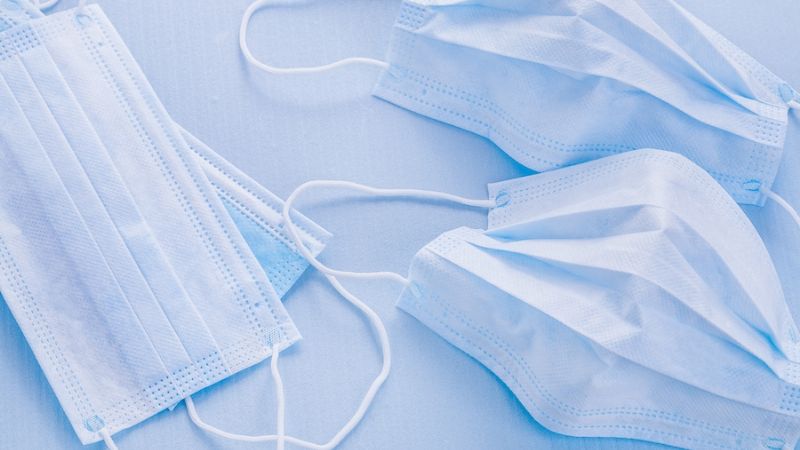 Prohíben la venta de un barbijo y otros productos médicos