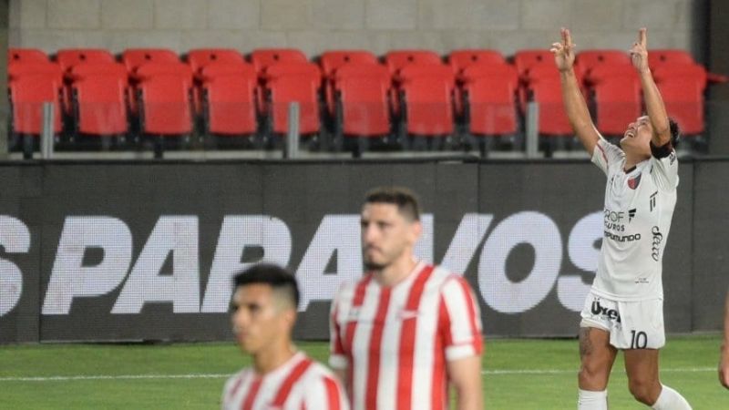 Conmovedor gesto del "Pulga" con una hincha de Colón