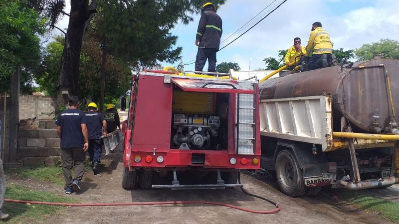 Bomberos Voluntarios entregan agua en Vista Larga