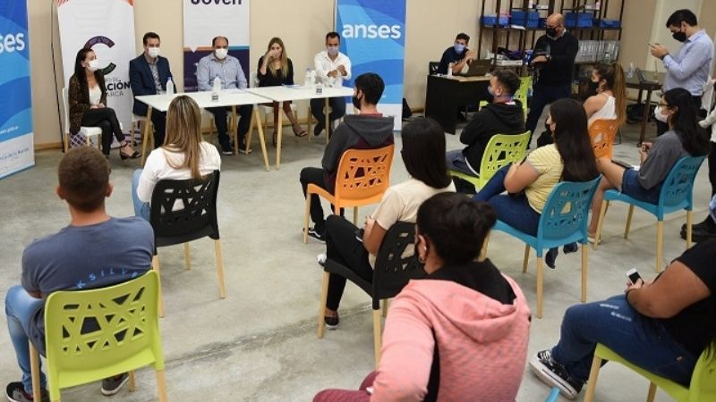 Relanzaron las becas Progresar en el Punto Joven de la Capital