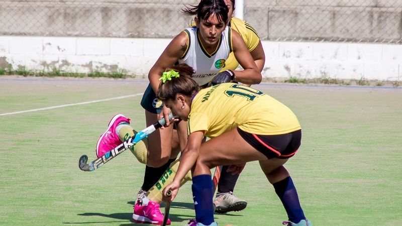 Histórico: Joven transgenero jugó su primer torneo de hockey femenino