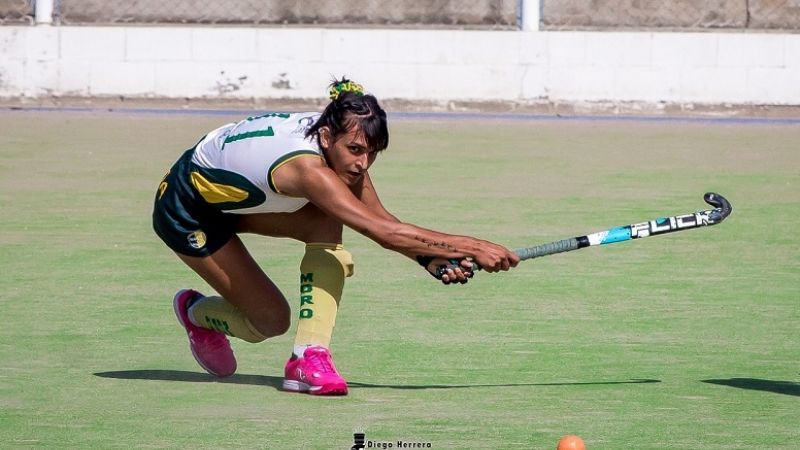 Histórico: Joven transgenero jugó su primer torneo de hockey femenino