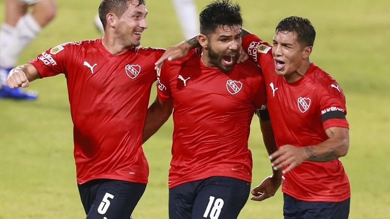 Independiente goleó 6-0 a Sarmiento y se sumó a los líderes