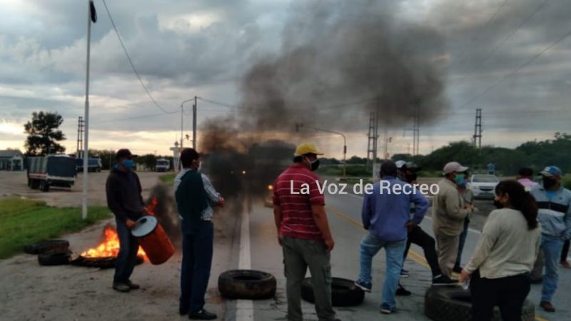 Siguen las deudas y los municipales volvieron a cortar ruta 157