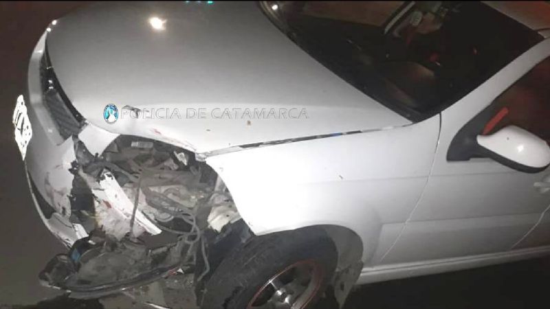 Fuerte choque entre un auto y una moto