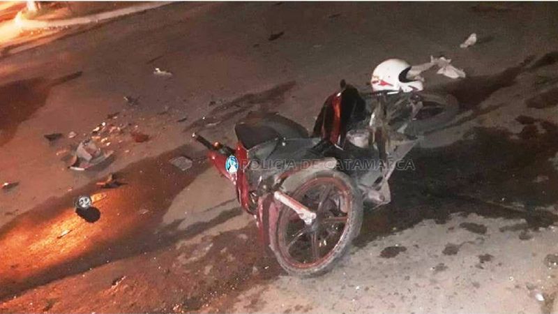 Fuerte choque entre un auto y una moto