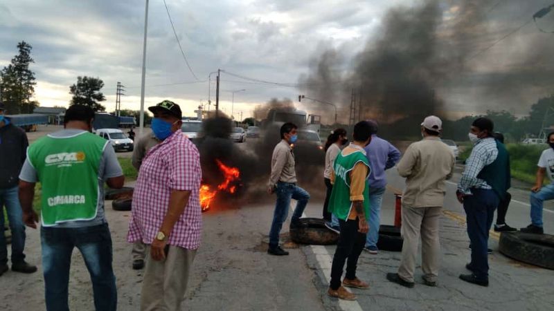 Siguen las deudas y los municipales volvieron a cortar ruta 157