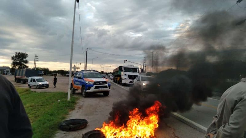 Siguen las deudas y los municipales volvieron a cortar ruta 157