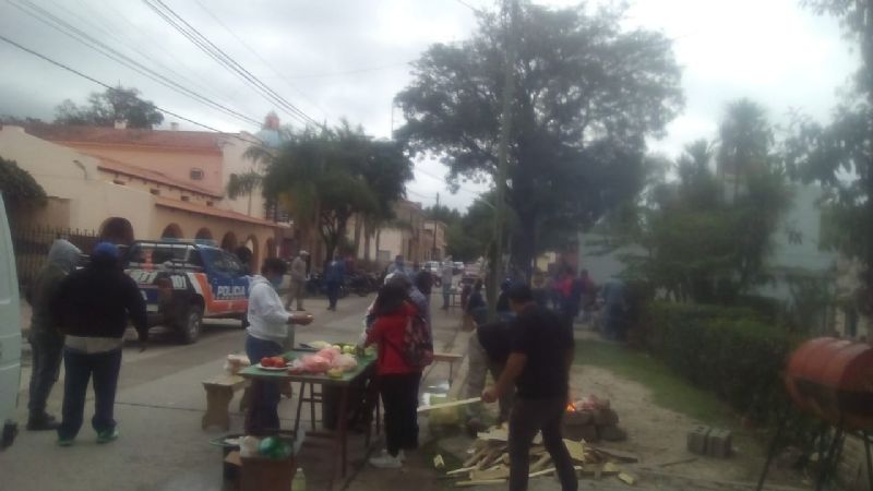 Olla popular de municipales de Andalgalá a la espera de un acuerdo salarial