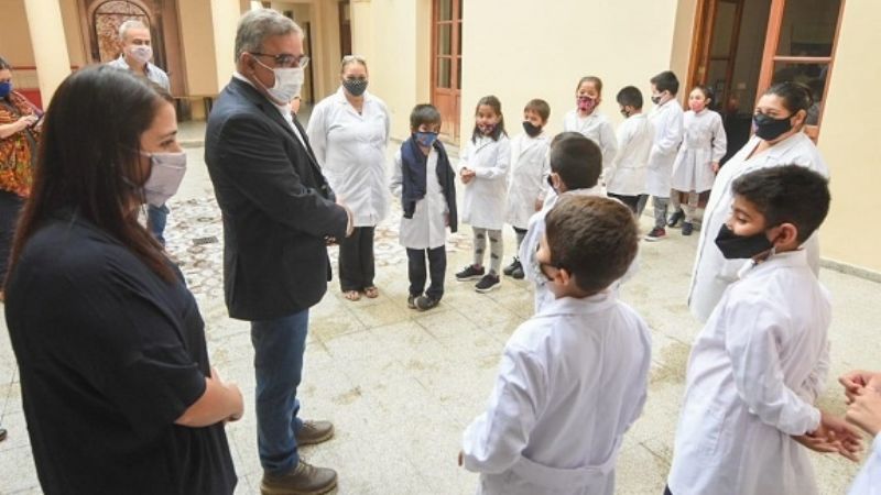 Jalil visitó la muestra “Prohibido No Tocar” en la Casa de la Cultura