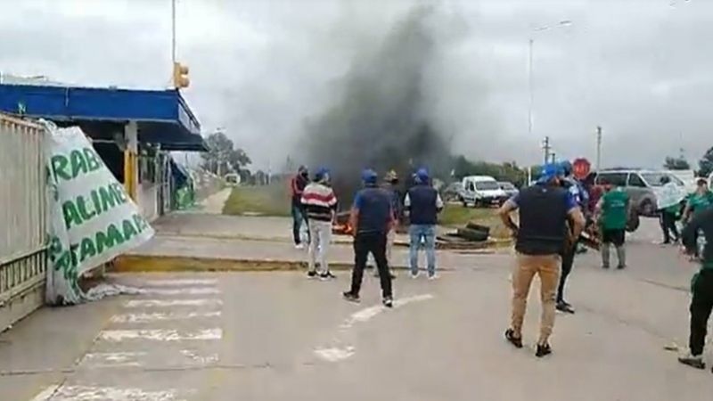 Ruidosa manifestación se concentró frente a la planta de Arcor
