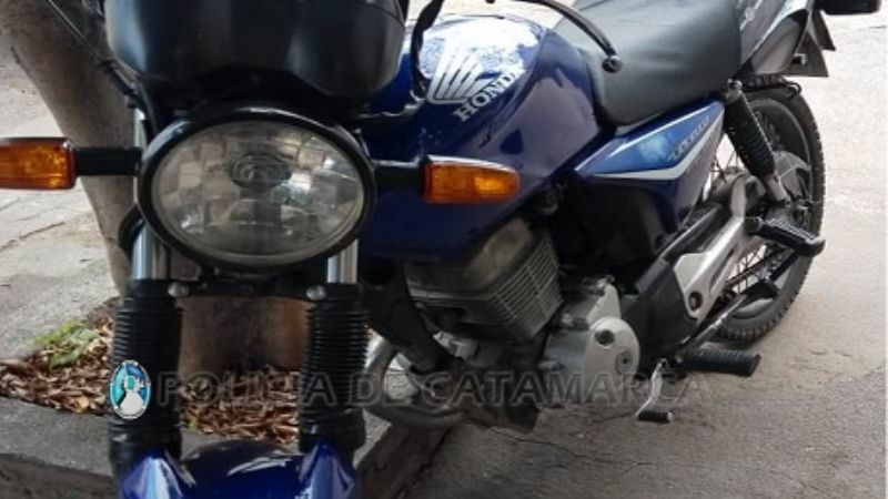Llevaba empujando una moto robada