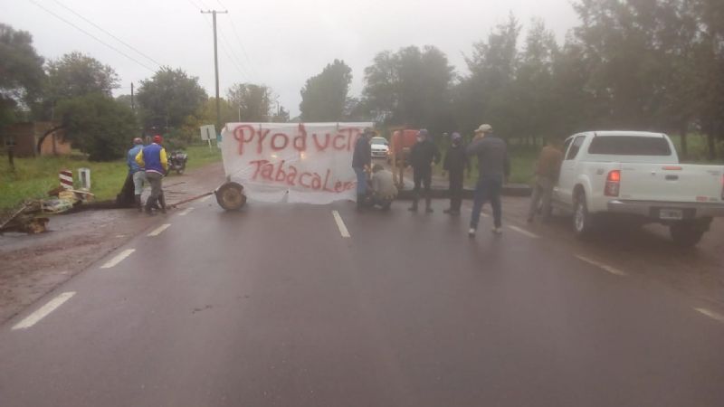Piquete de tabacaleros en la ruta 64