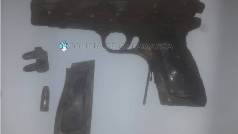 Joven encontró un arma de fuego en un canal de riego