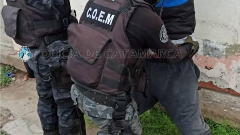 Policías aprehenden a un hombre requerido por la Justicia