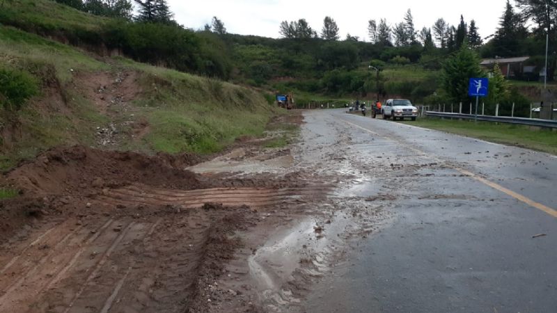 Limpian calles en Las Juntas después de la lluvia