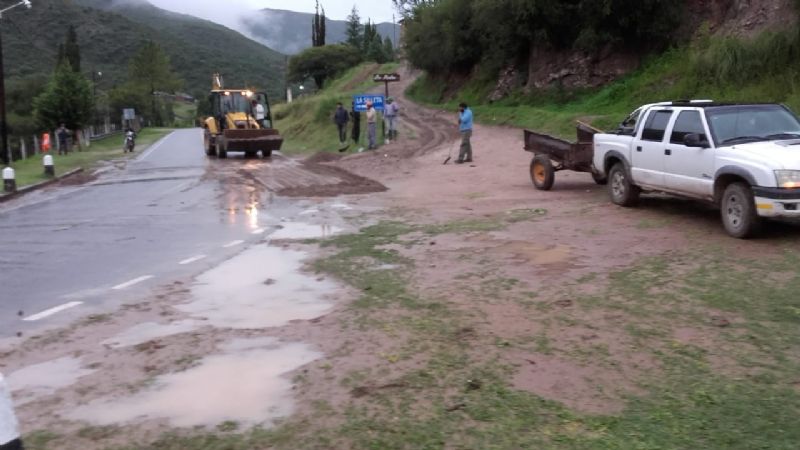 Limpian calles en Las Juntas después de la lluvia