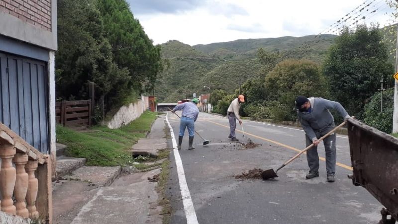 Limpian calles en Las Juntas después de la lluvia