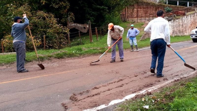 Limpian calles en Las Juntas después de la lluvia