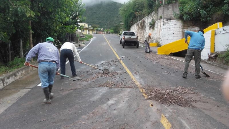 Limpian calles en Las Juntas después de la lluvia