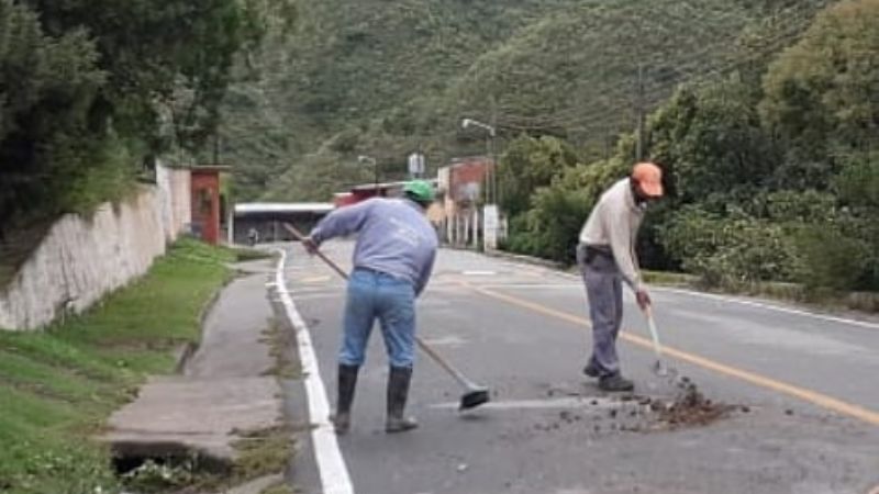 Limpian calles en Las Juntas después de la lluvia