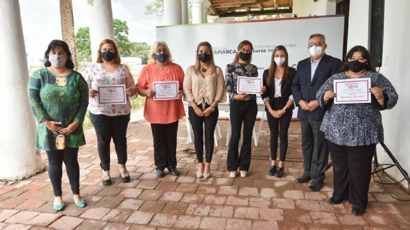 Jalil entregó los primeros créditos del programa “Catamarca con Ellas"