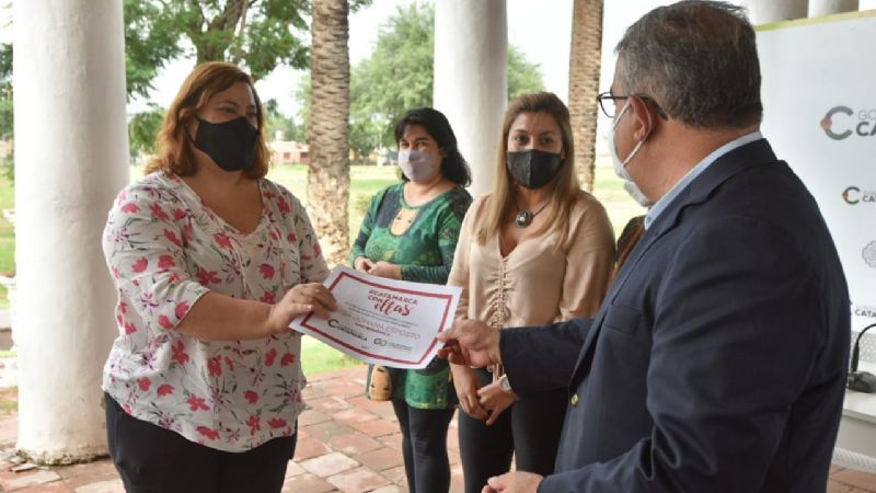Jalil entregó los primeros créditos del programa “Catamarca con Ellas"