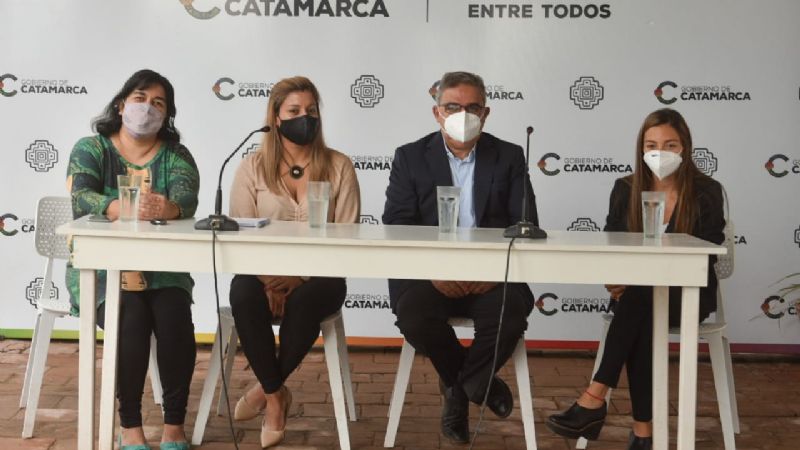 Jalil entregó los primeros créditos del programa “Catamarca con Ellas"