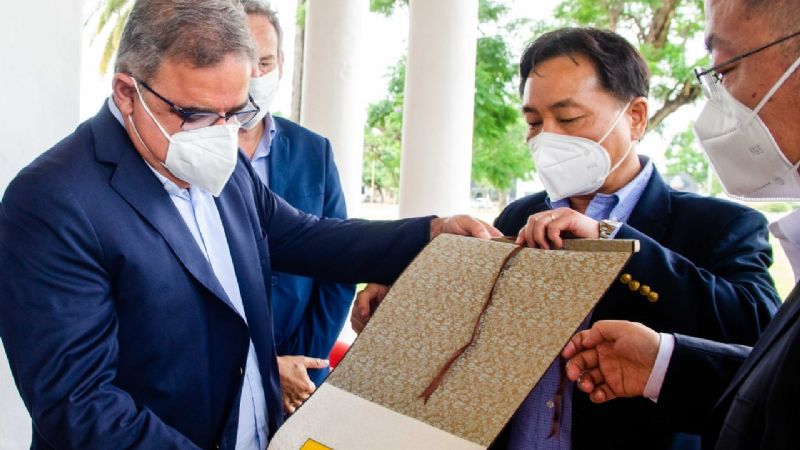 Reunión con empresarios chinos por la fábrica de baterías de litio