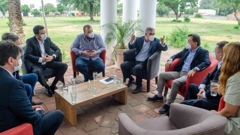 Reunión con empresarios chinos por la fábrica de baterías de litio