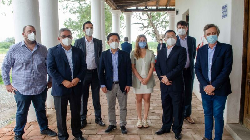 Reunión con empresarios chinos por la fábrica de baterías de litio