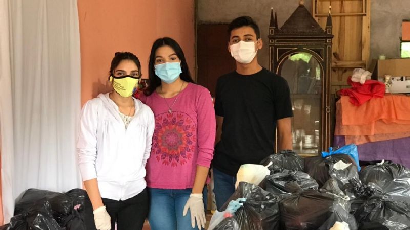 Jóvenes solidarios con familias aisladas por Covid en Miraflores
