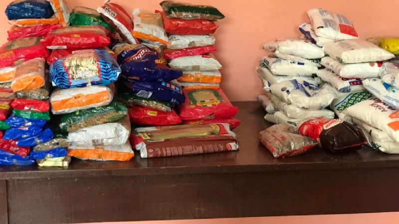 Jóvenes solidarios con familias aisladas por Covid en Miraflores