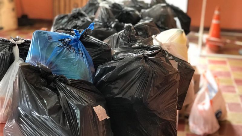 Jóvenes solidarios con familias aisladas por Covid en Miraflores