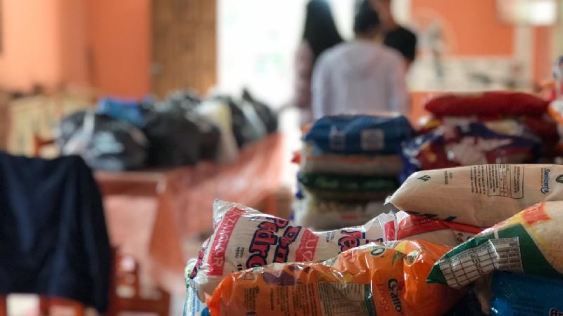 Jóvenes solidarios con familias aisladas por Covid en Miraflores