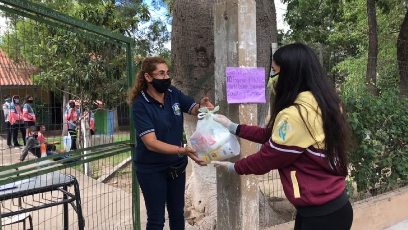 Jóvenes solidarios con familias aisladas por Covid en Miraflores