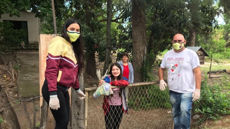 Jóvenes solidarios con familias aisladas por Covid en Miraflores