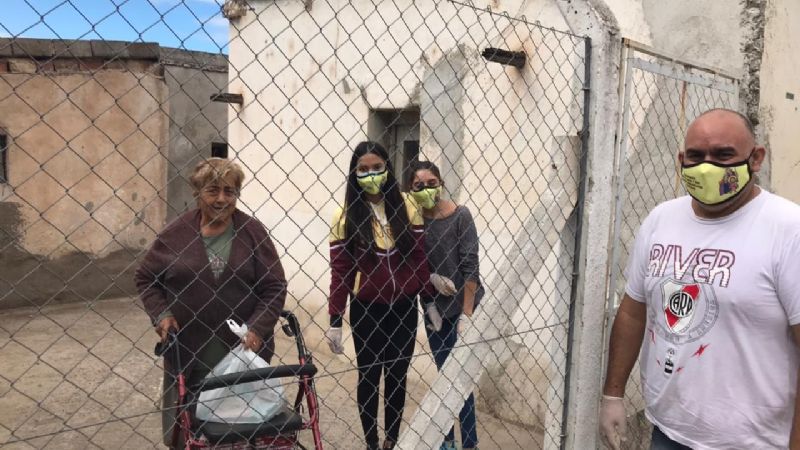 Jóvenes solidarios con familias aisladas por Covid en Miraflores