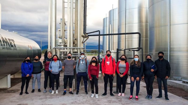 Jóvenes estudiantes de Enología visitaron la planta industrial