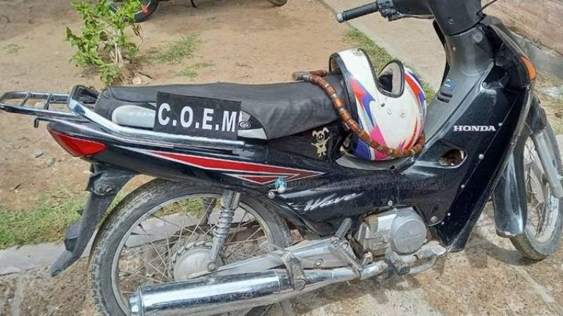 Conducía una moto robada y policías se la quitaron